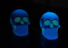 Load image into Gallery viewer, Glow in the dark skull keychains